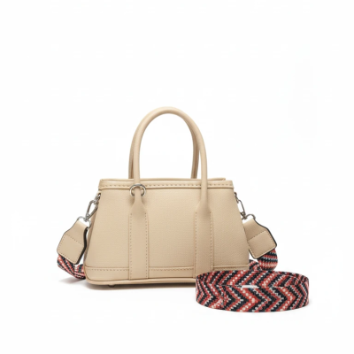 کیف زنانه چرمی مدل «مارلا» – کیف دستی قهوه‌ای شنی با بند طرح‌دار پهن