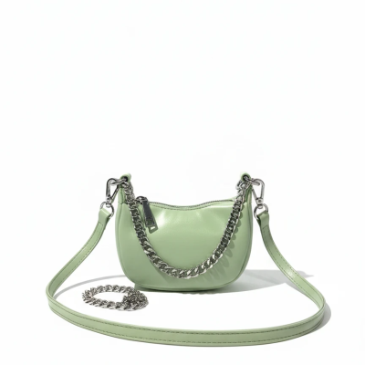 کیف مدل «لُوینا پاپ» – کیف کوچک چرمی براق با بند زنجیری نقره‌ای